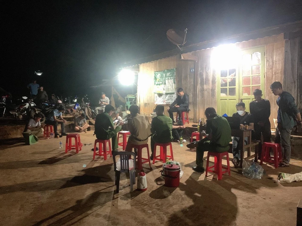 Lực lượng chức năng làm việc với những người liên quan. Ảnh VKS