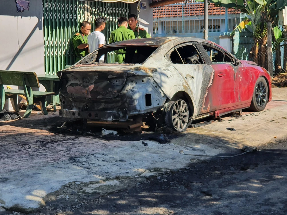 Lực lượng Công an đang khám nghiệm hiện trường để điều tra nguyên nhân. Ảnh QN