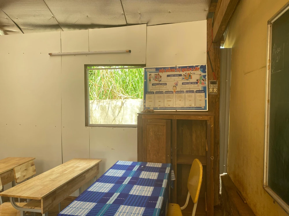 Phòng học được làm từ năm 1997 và cột gỗ đã bị mối mọt ăn mòn. Ảnh: QN