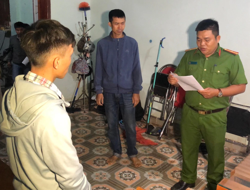 Công an đang làm việc với người giật sợi dây chuyền. Ảnh QM