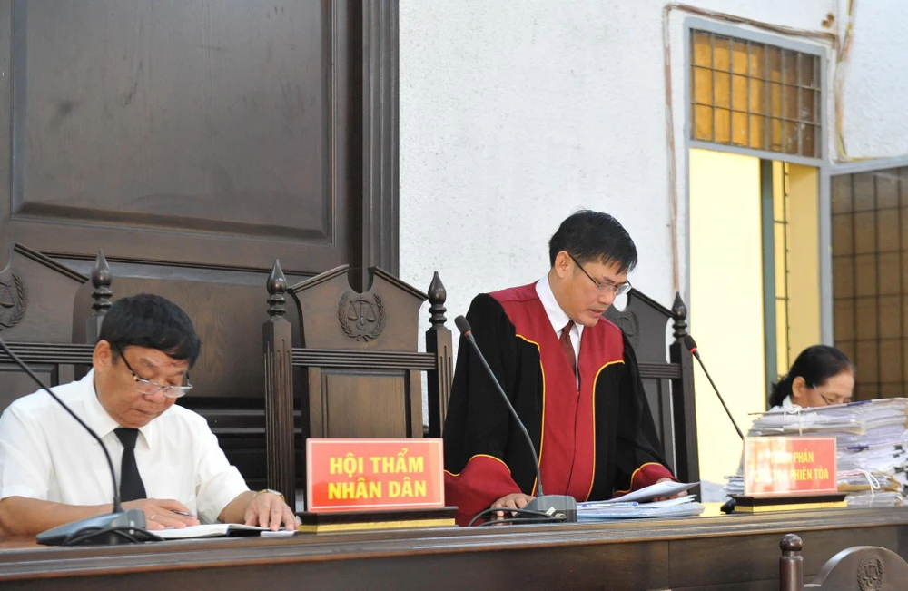 HĐXX quyết định tiếp tục phiên toà sau khi các LS để nghị hoãn. Ảnh: QN