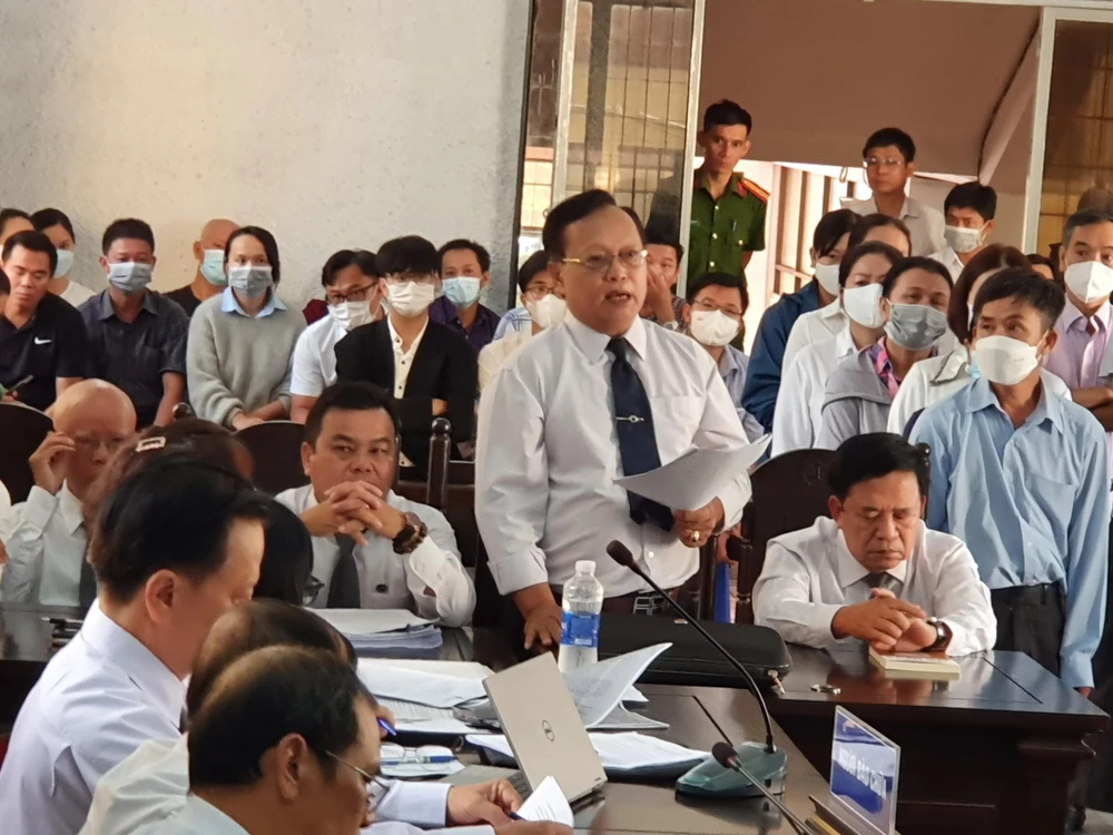 LS đề nghị hoãn phiên toà để làm rõ một số vấn đề. Ảnh: QN