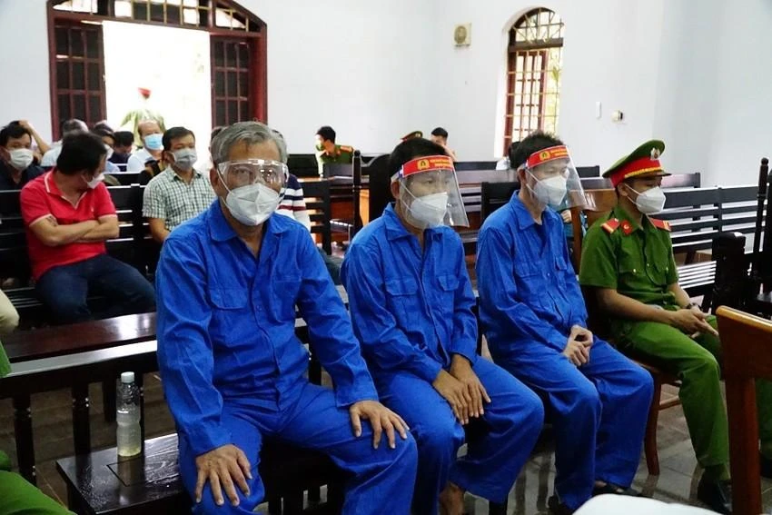 Các bị cáo tại toà sơ thẩm. Ảnh: QN
