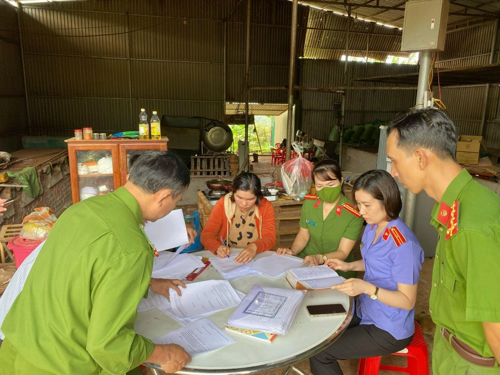 Cơ quan chức năng đang thực hiện các thủ tục về tố tụng. Ảnh TX Cơ quan chức năng đang thực hiện các thủ tục về tố tụng. Ảnh TX