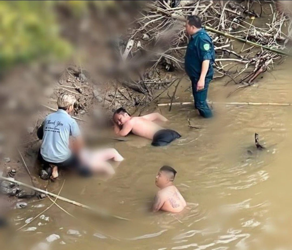 Nhiều người đã nhảy xuống sông cứu được người phụ nữ. Ảnh CTV