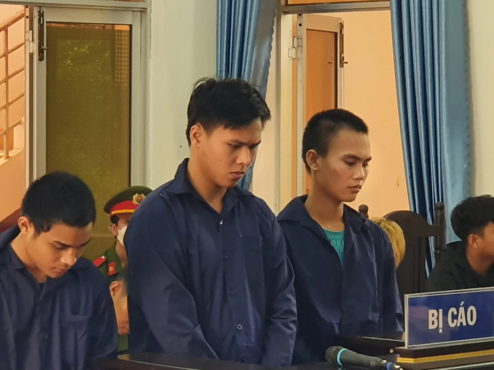Các bị cáo tại toà. Ảnh: QN