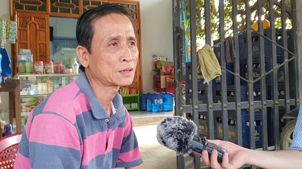 Ông Đặng Hoàn Khải (xã Tây Thuận, huyện Tây Sơn) cho biết, nhà ông nằm sát đường đang thi công, nên cứ nơm nớp lo sợ đường xấu xe cộ sẽ lao vào nhà. Ảnh QN