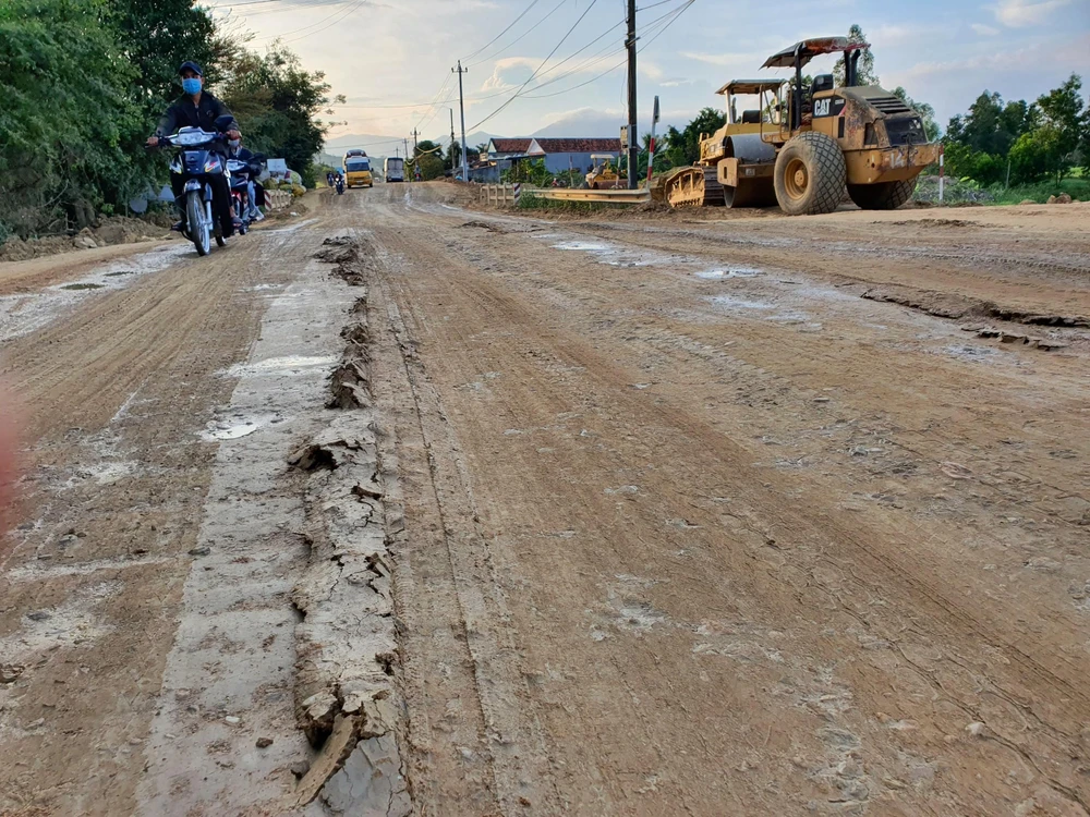 Nhiều người dân liên tục phản ánh nhưng đến nay việc sửa chữa vẫn chưa hoàn thành, tiềm ẩn tai nạn giao thông. Ảnh QN