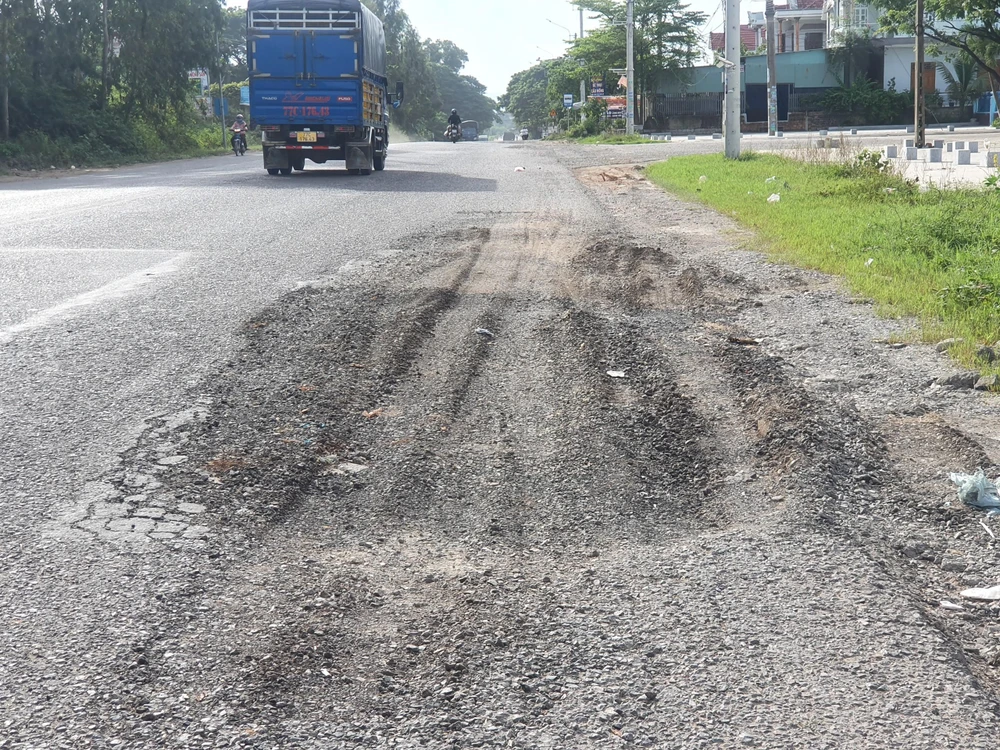 Một số đoạn hư hỏng được khắc phục một cách “vụng về” không chắc chắn. Ảnh QN