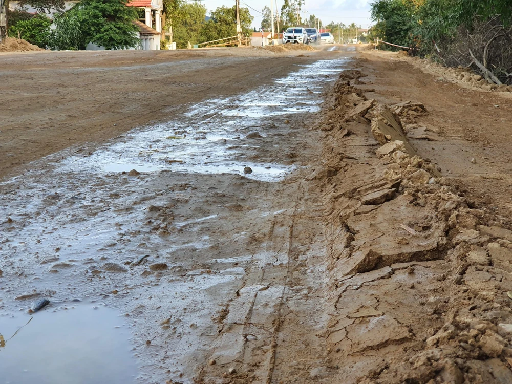 Mặc dù người dân đã liên tục kiến nghị, tuy nhiên việc khắc phục cũng như sửa đường hiện nay vẫn rất chậm chạp. Ảnh QN