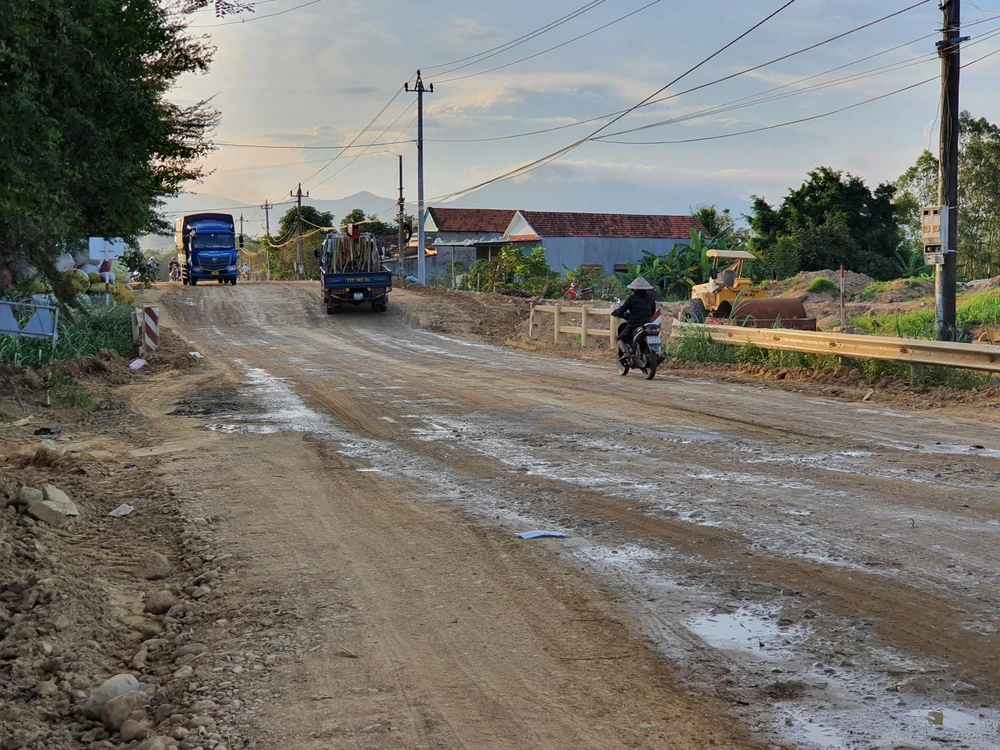 Mặt đường nhầy nhụa bùn đất khiến cho việc lưu thông gặp vô cùng khó khăn. Ảnh QN