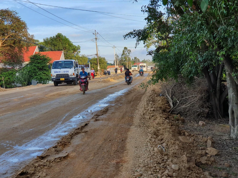 Người dân phản ánh, ban ngày thì còn đỡ, ban đêm thì rất nguy hiểm, nhưng vì lâu không sửa chữa và vì công việc nên người dân phải cố chịu mà đi. Ảnh QN