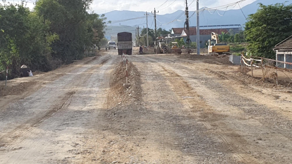 Qua các trận mưa lớn trong thời gian vừa qua đã làm cho đường xuống cấp trầm trọng, xuất hiện hàng loạt các ổ voi, ổ gà gây nguy hiểm. Ảnh QN