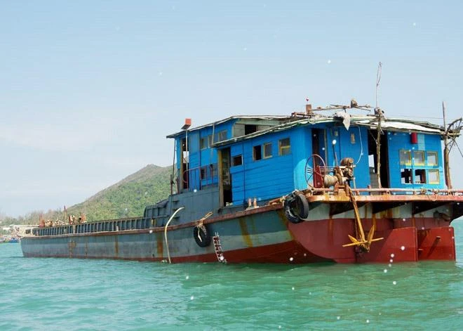 Tàu chở hàng hoá trôi dạt được ngư dân phát hiện, lai dắt vào bờ. Ảnh Công Cường.