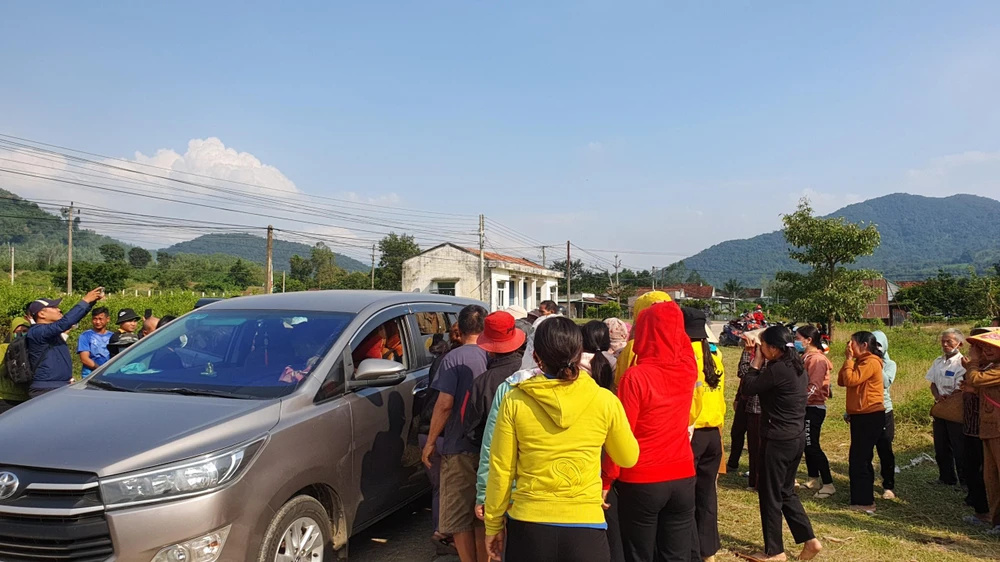 Hàng xóm chia buồn cùng gia đình. Ảnh: QN