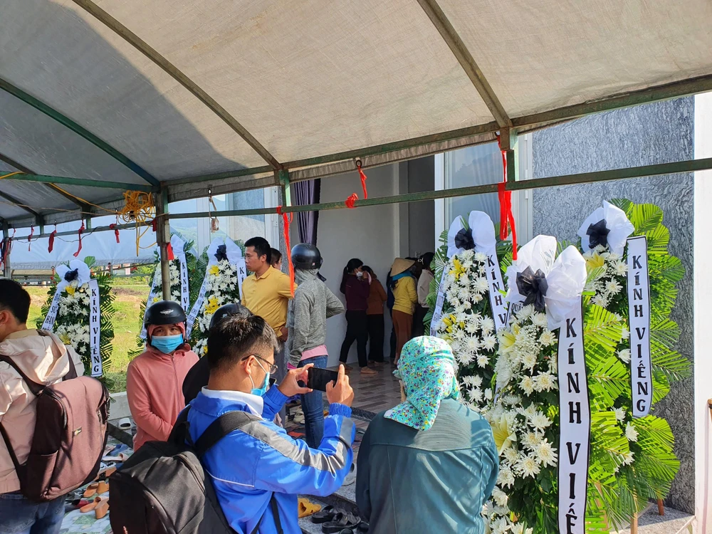 Làng quê bao trùm sự bi thương vì lễ tang của cô gái trẻ. Ảnh: QN