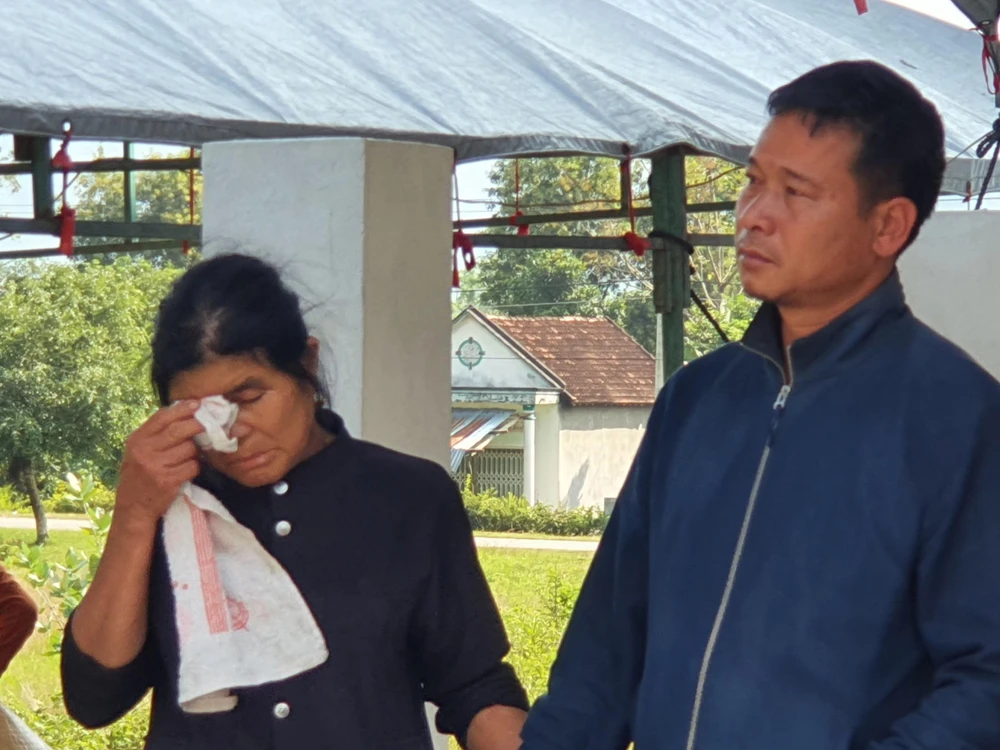 Ông ĐVK, cha nạn nhân rơm rớm nước mắt khi con gái được đưa về nhà. Ảnh: QN