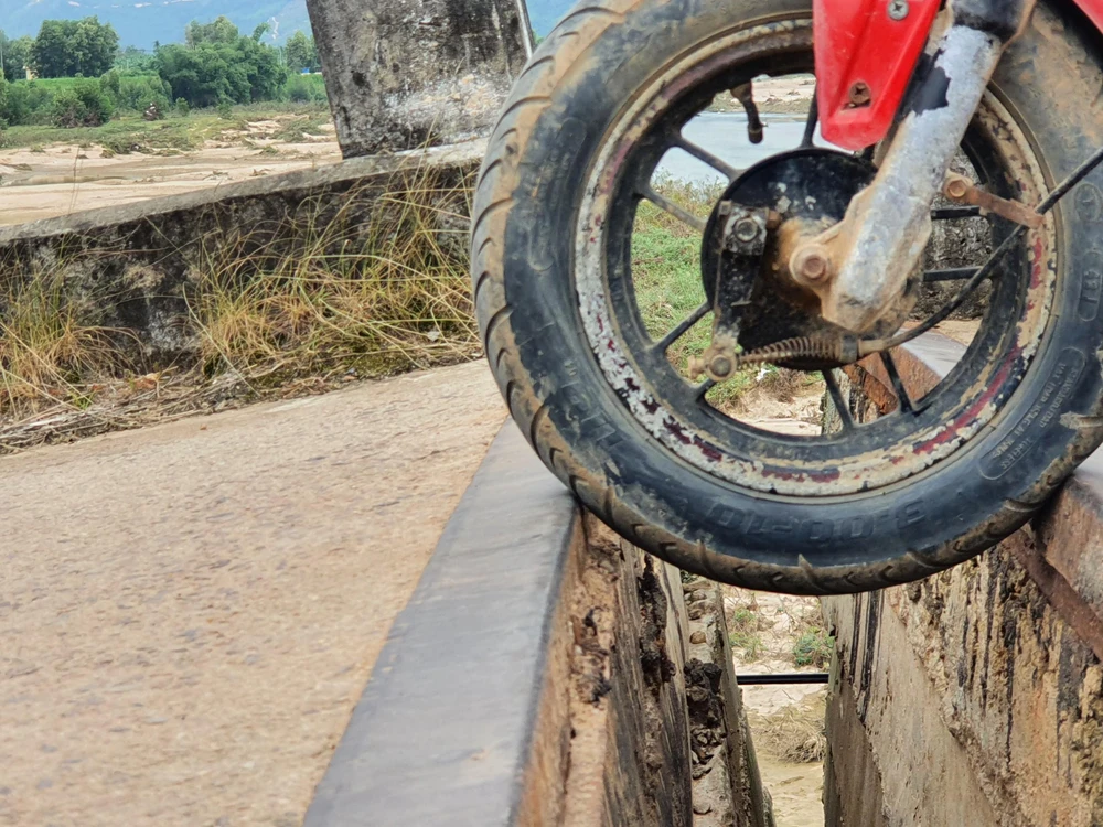 Người dân địa phương mong muốn, cơ quan chính quyền các cấp sớm có phương hướng khắc phục hư hỏng cây cầu để đảm bảo an toàn cho người dân qua lại. Ảnh QN
