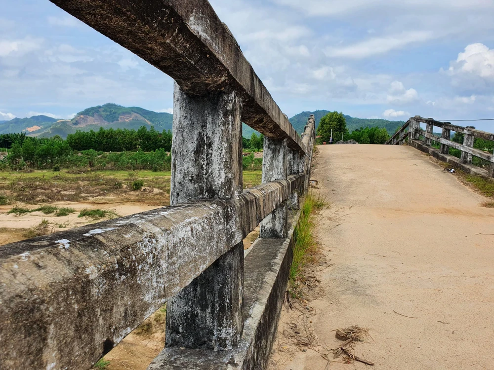 Cầu Bình Long từng được kỳ vọng sẽ giúp hàng chục hộ dân của bốn thôn ở xã Canh Vinh thuận lợi trong việc đi lại. Ảnh QN