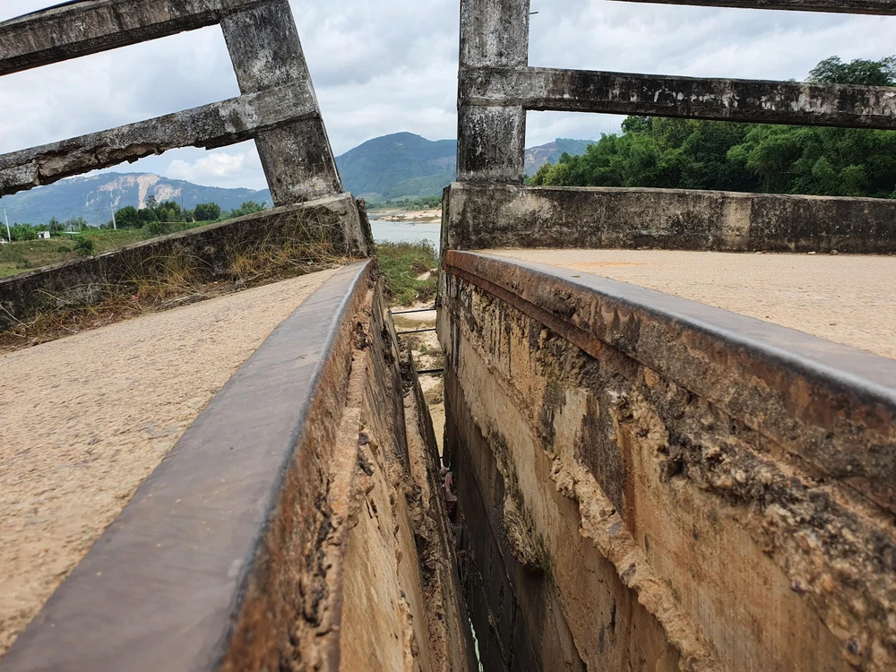 Cầu bị sụt lún dẫn đến vết hở rất lớn trên mặt cầu, tìm ẩn nguy cơ tai nạn giao thông. Ảnh QN