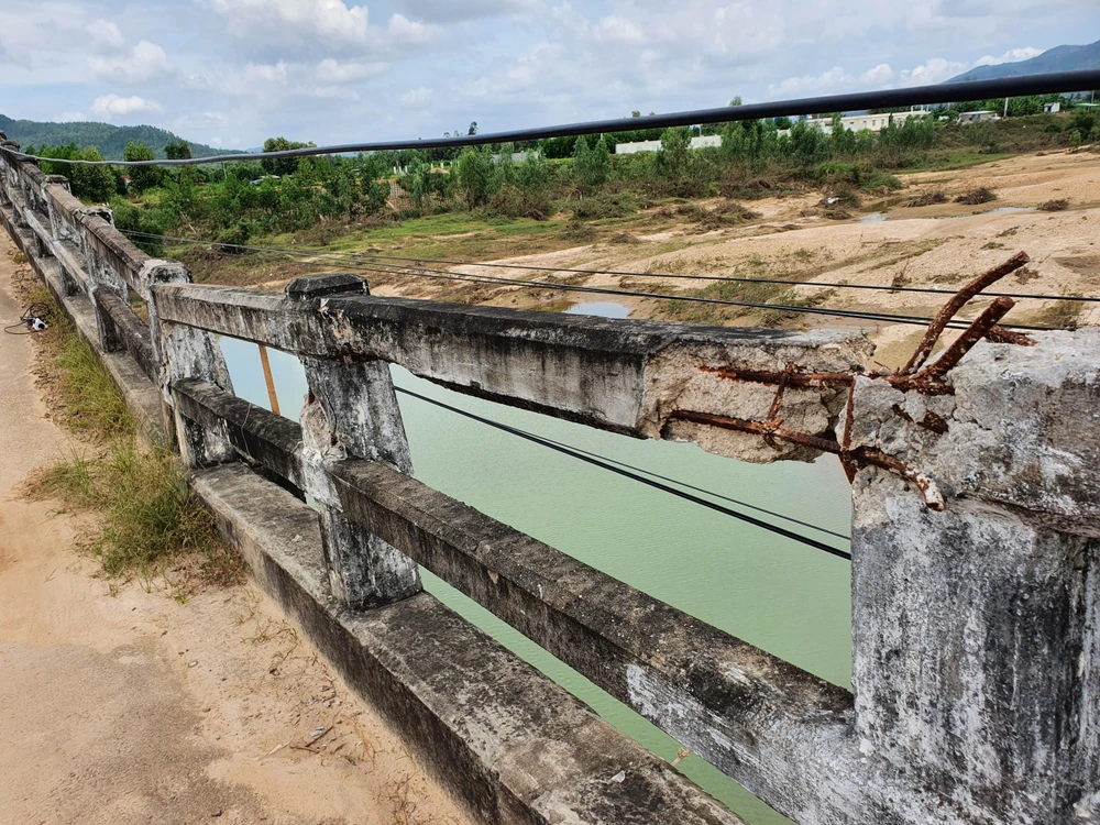 “Việc sửa chữa cầu là rất cần thiết, tuy nhiên kinh phí lớn. Do đó, xã đã nhiều lần đề nghị các cấp quan tâm, sửa cầu để người dân đi lại an toàn” ông Trần Văn Bài, Chủ tịch UBND xã Canh Vinh cho biết