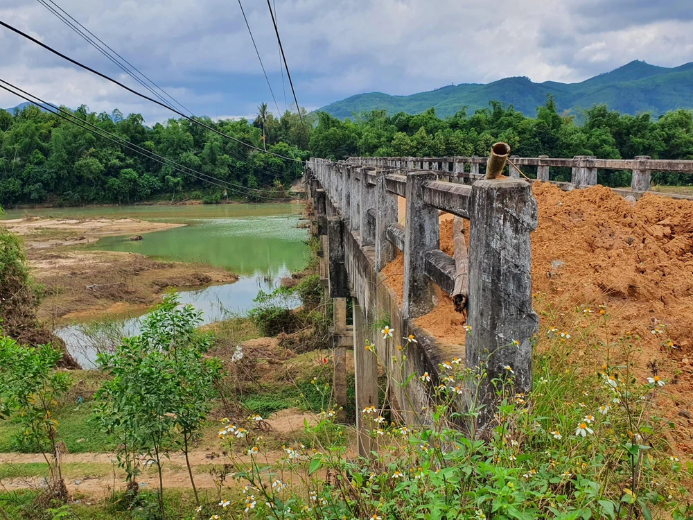 Đến năm 2019, do có cơn lũ lớn nên cầu Bình Long bị sụt lún hai nhịp, sụt lún khoảng 40 cm. Ảnh QN