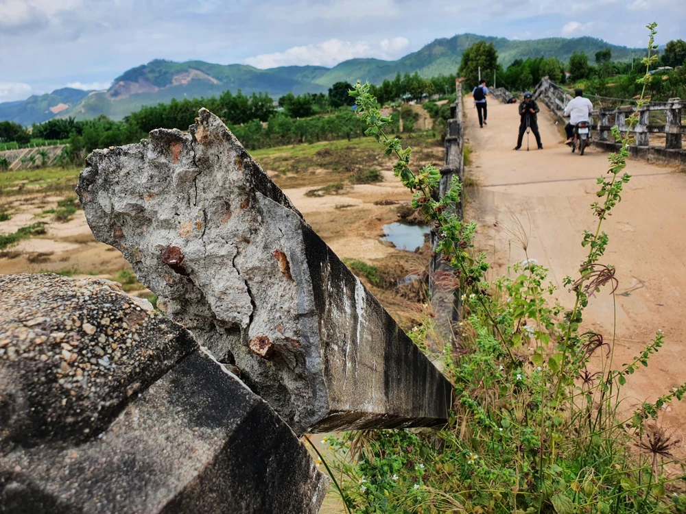 Nhiều đoạn lan can cầu bị gãy. ẢNh QN