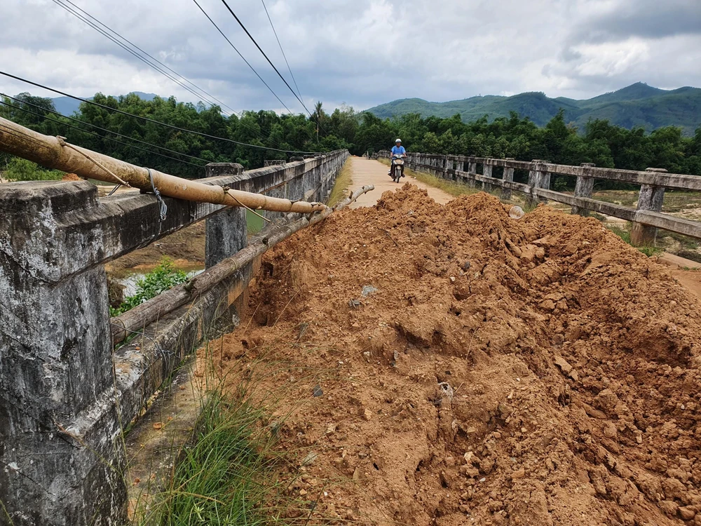 Trước tình hình cầu hư, UBND xã Canh Vinh đã cho rào hai bên đầu cầu để người dân không qua lại, nguy hiểm. Tuy nhiên người dân vẫn tháo rào để đi lại. Ảnh QN