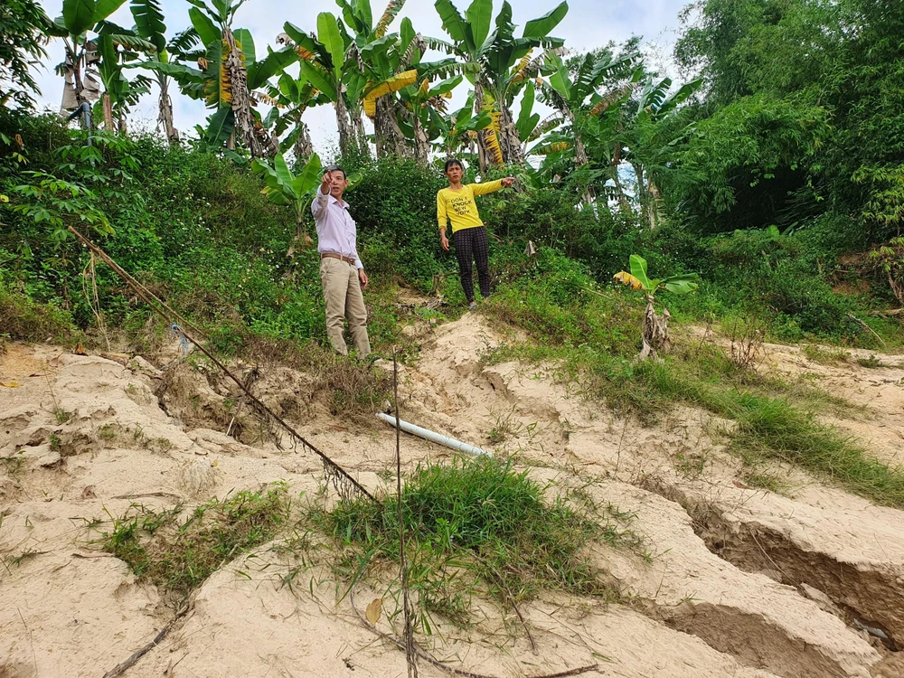 Hàng chục hộ dân lo lắng vì sạt lở bờ sông nguy cơ nhấn chìm nhiều căn nhà. Ảnh QN