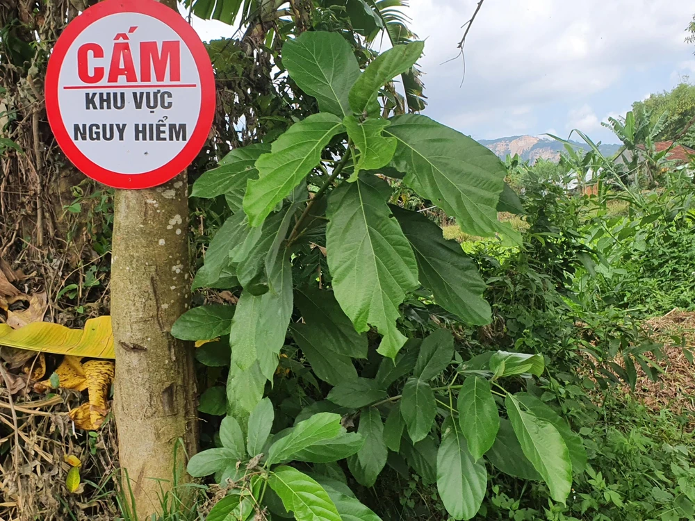 Chính quyền đã cắm biển báo nguy hiểm, hạn chế người dân qua lại. Ảnh QN