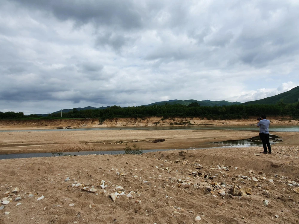 Tuy nhiên, kinh phí khắc phục sạt lở khoảng hơn 10 tỉ đồng, hiện nay UBND huyện Vân Canh đang báo cáo để xin chủ trương từ UBND tỉnh Bình Định. Bên cạnh đó, huyện đang cân đối nguồn kinh phí để sớm khắc phục phần bị sạt lở nghiêm trọng. Ảnh QN