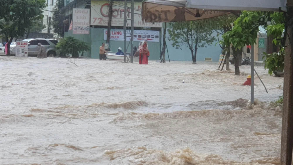 Nước lớn nhanh khiến người dân không kịp trở tay. Ảnh: QN
