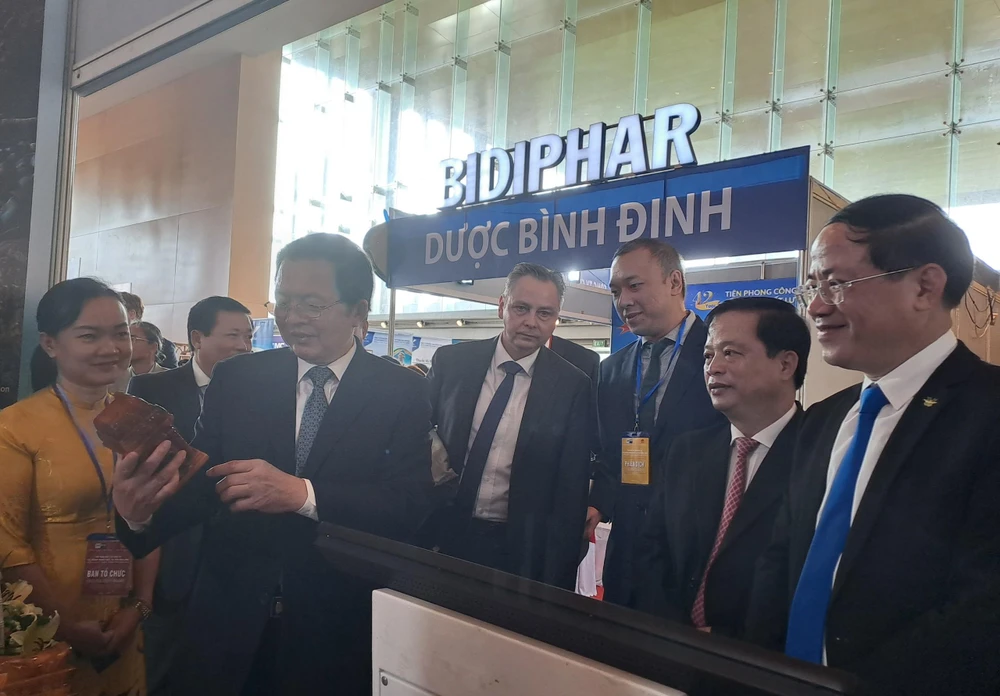 Bí thư tỉnh Bình Định Hồ Quốc Dũng giới thiệu một số sản phẩm đến với đại diện các doanh nghiệp. Ảnh QN