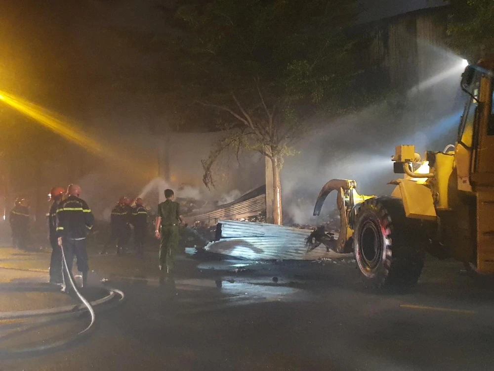 Huy động máy múc và nhiều phương tiện để dập ngọn lửa lớn. Ảnh QN