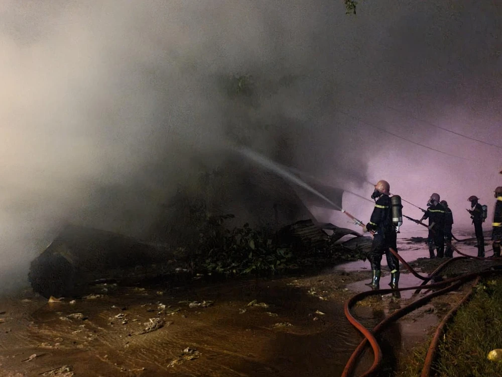 Đến gần 0 giờ ngày 5-12 việc dập lửa vẫn đang tiến hành khẩn trương. Ảnh QN