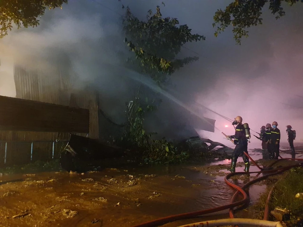 Hàng trăm chiến sĩ PCCC được huy động để dập lửa. Ảnh QN