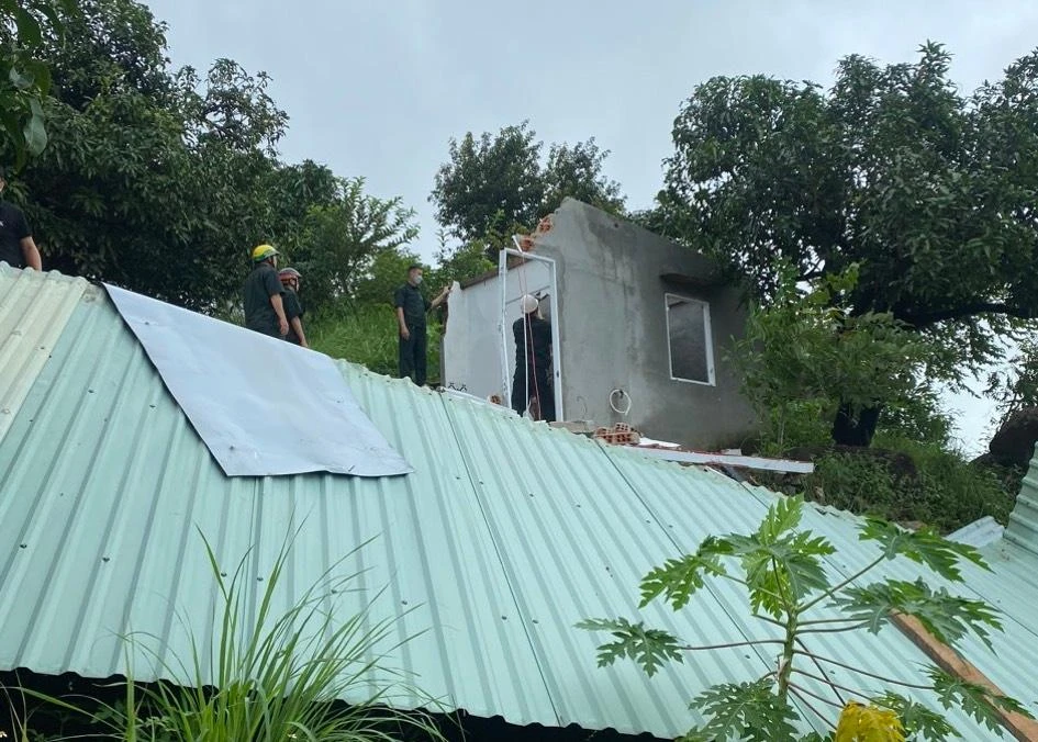 Lực lượng chức năng đã tiến hành cưỡng chế công trình xây dựng sai phép. Ảnh OT