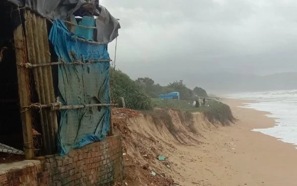 Chính quyền đã khẩn trương tổ chức sơ tán dân ở khu vực nguy hiểm. Ảnh ON