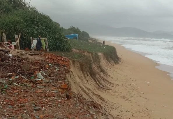 Sạt lở bờ biển ở Mỹ Thắng, Phù Mỹ. Ảnh ON