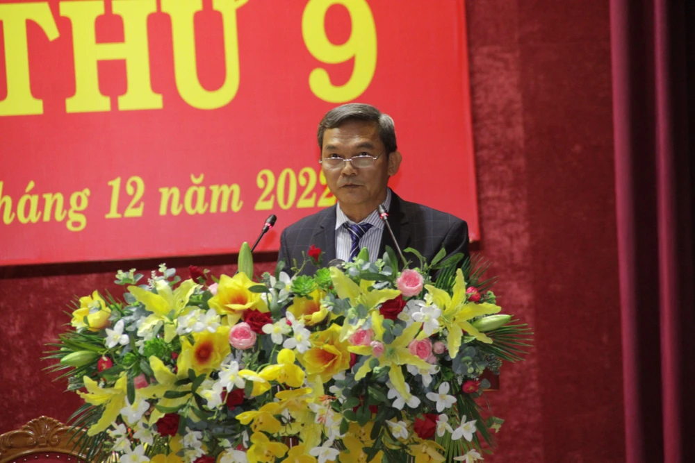 Ông Trần Viết Bảo, Giám đốc Sở Xây dựng nói về nguyên nhân gây ngập lụt ở Ghềnh Ráng tại kỳ họp. Ảnh: ĐT