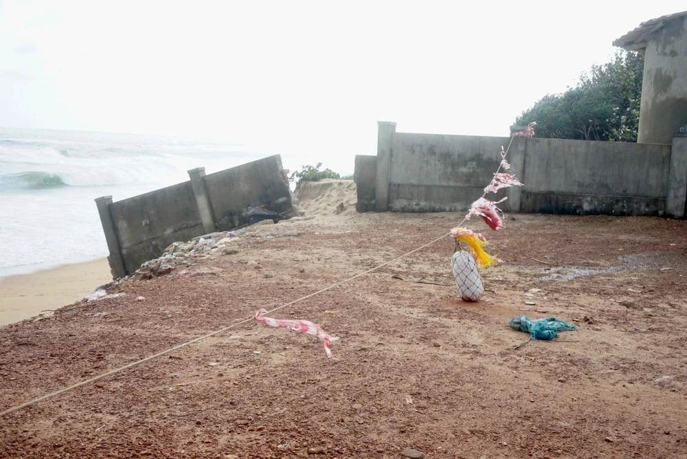 Chính quyền từng di dời dân khẩn cấp trong đêm do lo ngại sạt lở. Ảnh