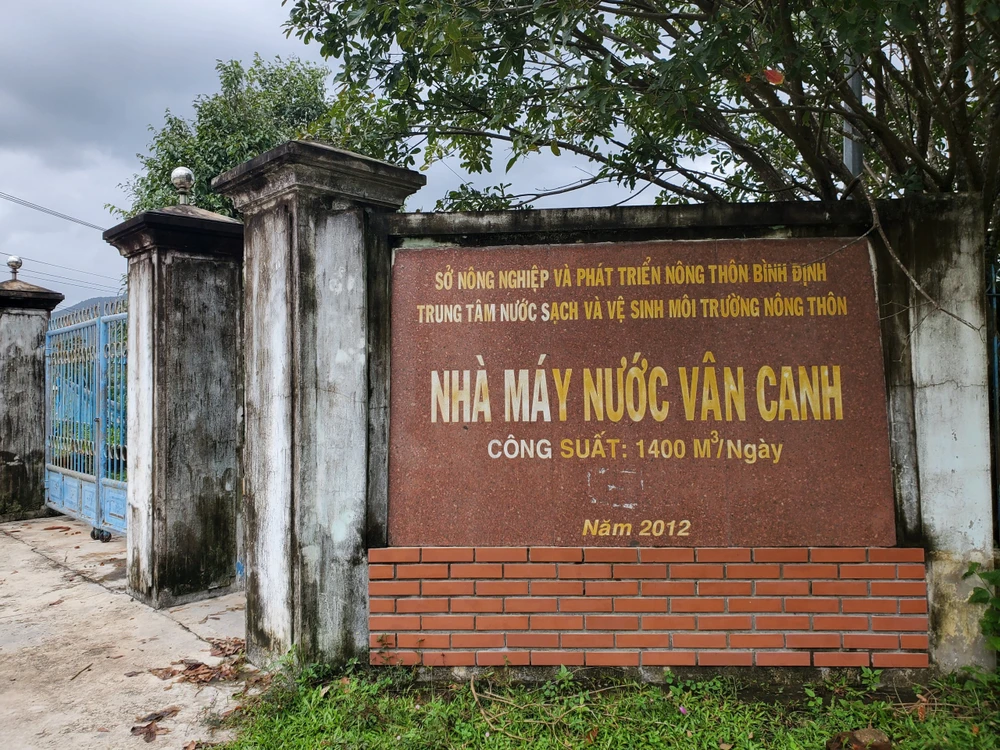 Lãnh đạo UBND tỉnh giao Sở NN&amp;PTNT tỉnh tiếp nhận, tiến hành vận hành đạt hiệu quả. Ảnh: QN