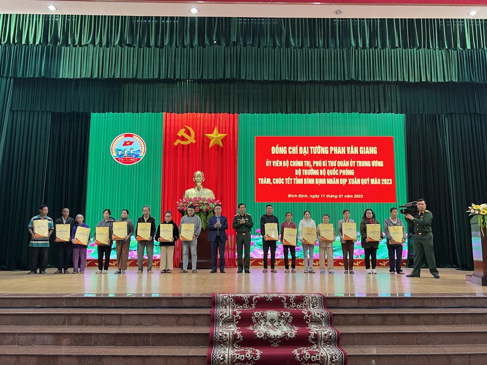 Đại tướng Phan Văn Giang thăm, tặng quà cho người có hoàn cảnh khó khăn ở Bình Định. Ảnh BĐ