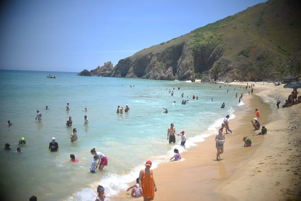 Bình Định khai thác thế mạnh du lịch biển. Ảnh HL