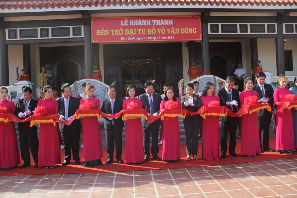 Các hạng mục kết nối hài hòa tạo nên quy mô trang trọng cho khu đền thờ. Công trình càng được nâng cao giá trị khi có thế “tọa sơn”, phía sau và hai bên được bao bọc bởi dãy núi với những rừng cây, trước mặt là cánh đồng rộng, thoáng đẹp.