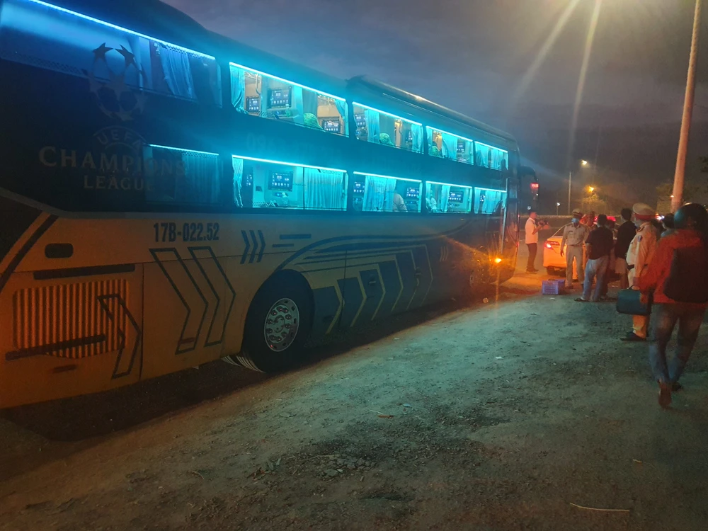 Tài xế xe khách không chấp hành yêu cầu kiểm tra, kiểm soát của lực lượng CSGT. Ảnh QN