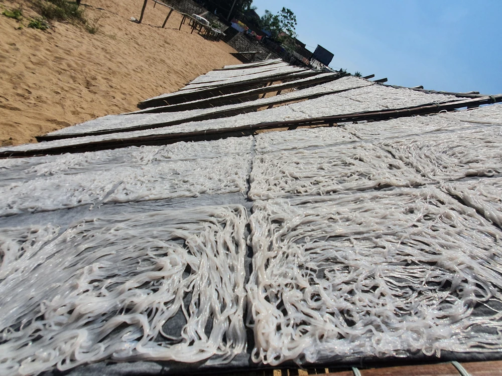 Bún Song Thằn làm từ nguyên liệu chủ yếu là đậu xanh, loại bún thượng hạng, ngày xưa thường dùng để tiến lên vua. Ảnh QN