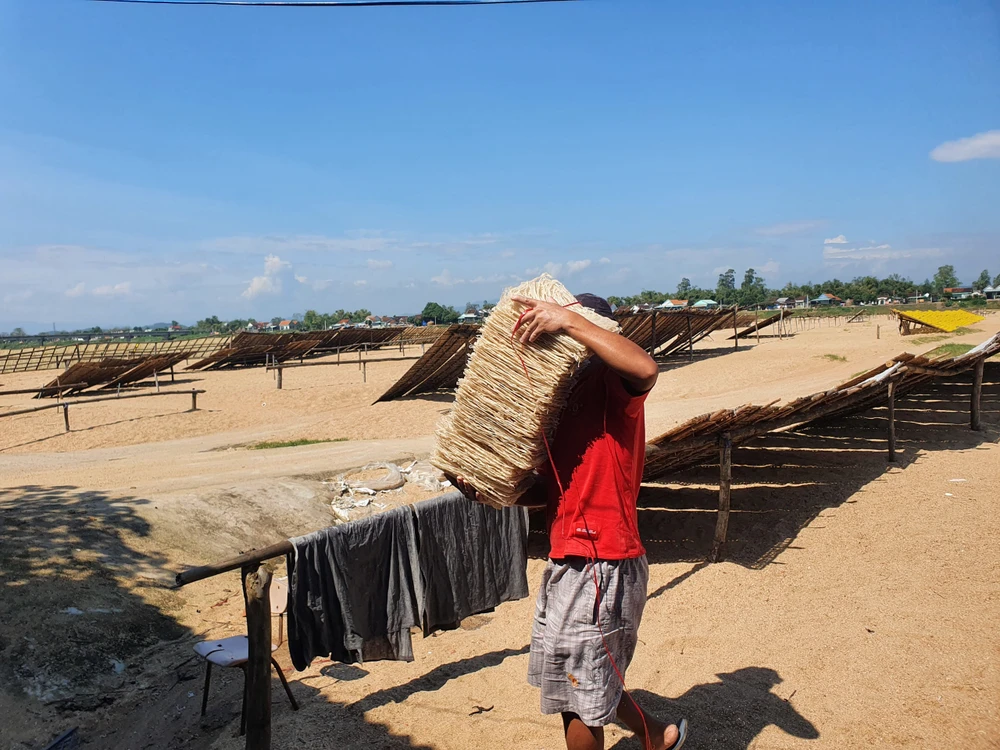 Để tạo nên bún "tiến vua" phải trải qua nhiều công đoạn thủ công. Ảnh QN