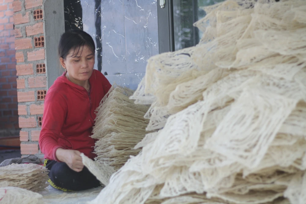 Hiện nay, còn khoảng 60 hộ gắn bó với nghề làm bánh, bún. Ảnh QN