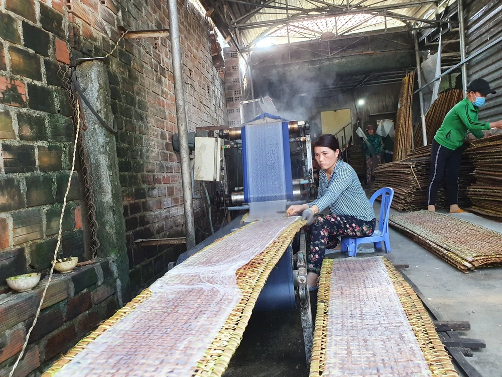 Người dân làng nghề bánh, bún An Thái đang hối hả những mẻ bánh cuối để đón Tết. Ảnh QN